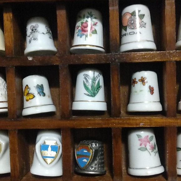 Thimbleville Wooden 1980s Stand with 24 Thimbles - Picture 3 of 12